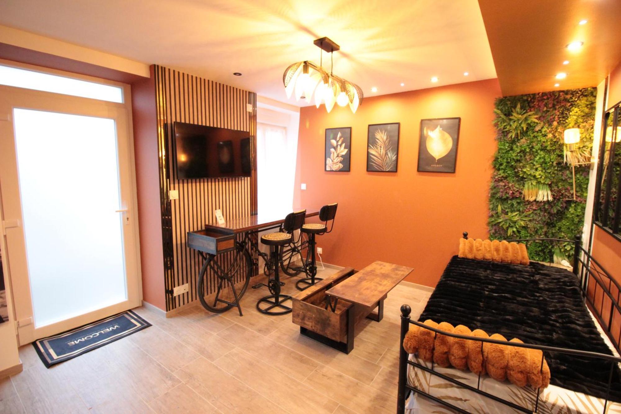 Luxury Studio, Rez De Chaussee, Parking Prive Video Surveillance, Canape Haute Qualite Convertible Couchage 2 Personnes, Centre Ville Proche, Restaurant, Boulangerie 2 Minutes A Pied, Terrasse - 800Metre Carre De Terrain - Gere Par Presta-Zen'Service Verdun-sur-Meuse Екстериор снимка